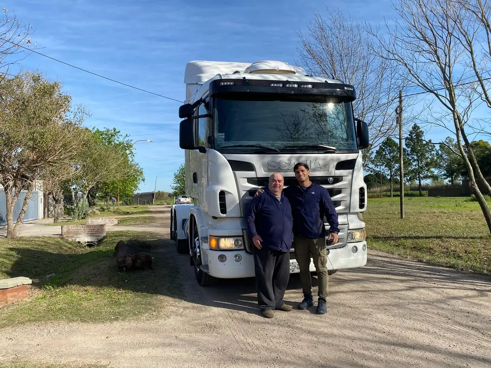 Agustín junto a su abuelo frente a un camión Scania de Los Mellis