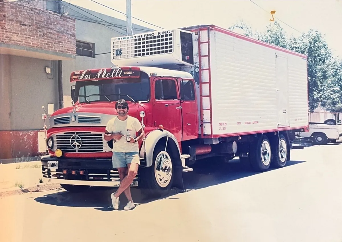 El fundador de Los Mellis junto a su primer camión Mercedes-Benz refrigerado